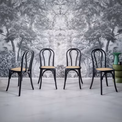 Lot de 4 chaises vintage en bois avec assise en rotin et dossier arrondi. coloris noir. L 48 x P 49.5 x H 90cm